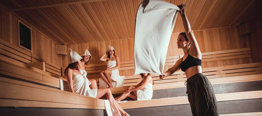 frauen beim relax aufguss sauna magazin
